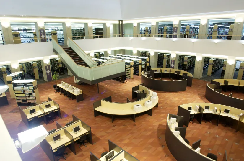 写真:上階と下階を繋ぐ階段があって、下階には机などが置かれている