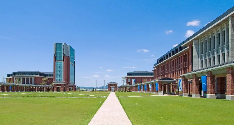 写真:芝生の広がる校舎