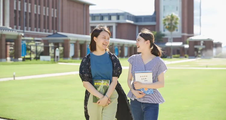 写真:芝生内にある通路で談笑している2名の女子生徒