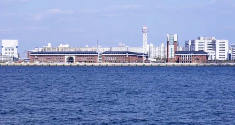 写真:海の先に見える校舎